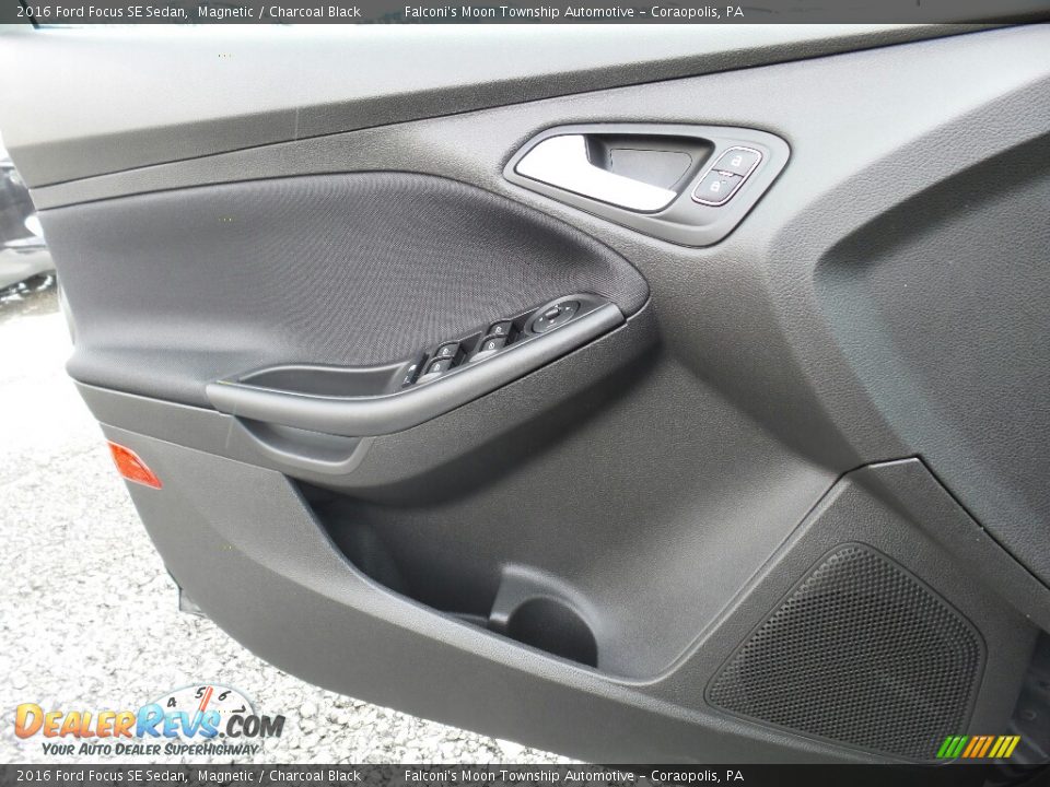 2016 Ford Focus SE Sedan Magnetic / Charcoal Black Photo #12