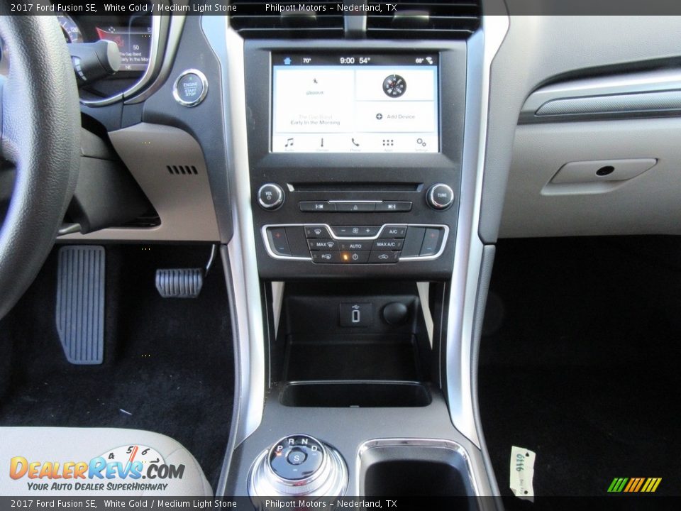 2017 Ford Fusion SE White Gold / Medium Light Stone Photo #24