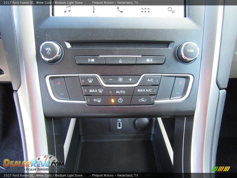 2017 Ford Fusion SE White Gold / Medium Light Stone Photo #26