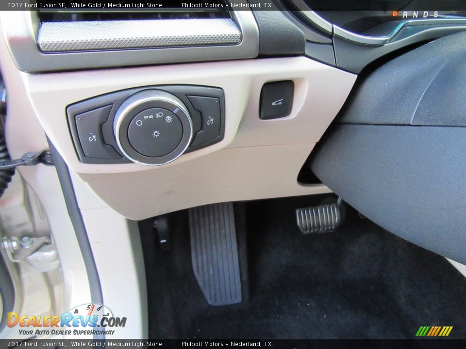 2017 Ford Fusion SE White Gold / Medium Light Stone Photo #31