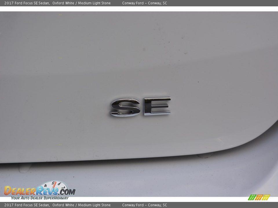 2017 Ford Focus SE Sedan Oxford White / Medium Light Stone Photo #5