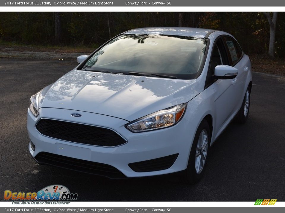 2017 Ford Focus SE Sedan Oxford White / Medium Light Stone Photo #9