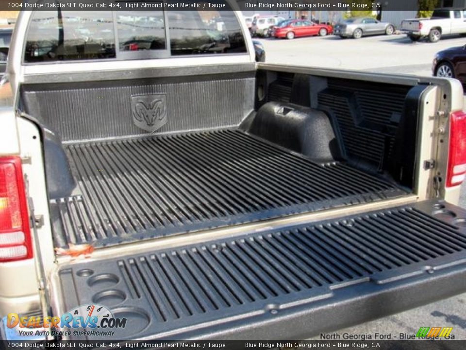 2004 Dodge Dakota SLT Quad Cab 4x4 Light Almond Pearl Metallic / Taupe Photo #16