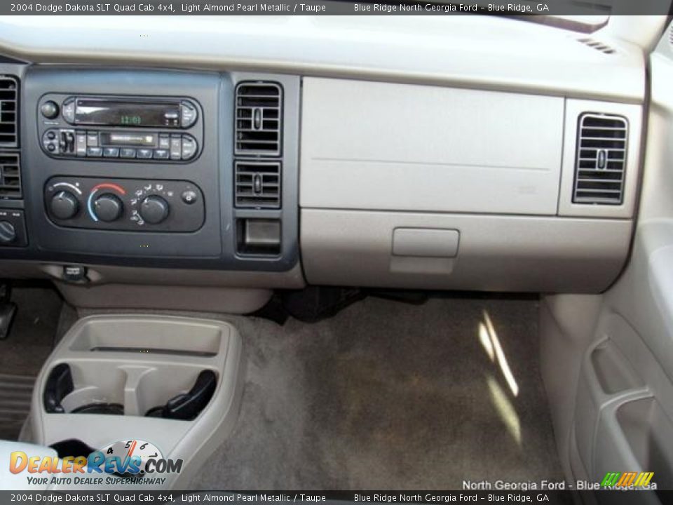 2004 Dodge Dakota SLT Quad Cab 4x4 Light Almond Pearl Metallic / Taupe Photo #19