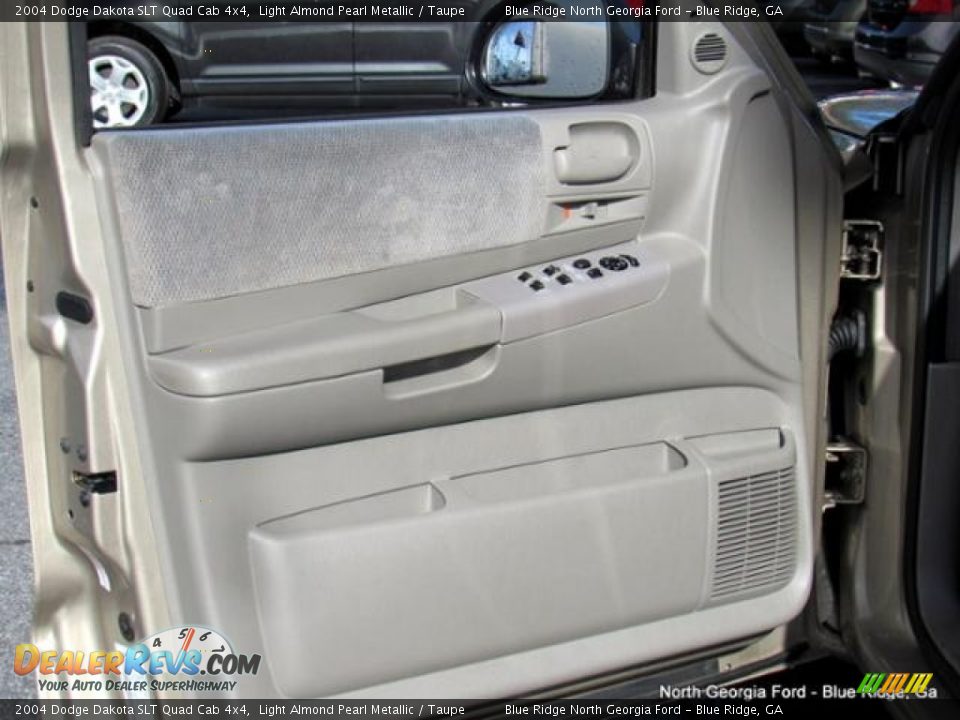 2004 Dodge Dakota SLT Quad Cab 4x4 Light Almond Pearl Metallic / Taupe Photo #24