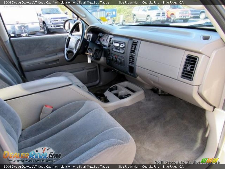 2004 Dodge Dakota SLT Quad Cab 4x4 Light Almond Pearl Metallic / Taupe Photo #26