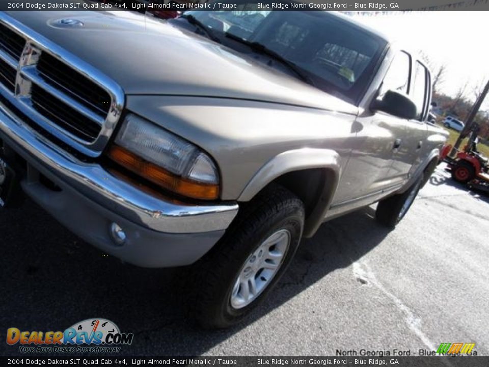 2004 Dodge Dakota SLT Quad Cab 4x4 Light Almond Pearl Metallic / Taupe Photo #29