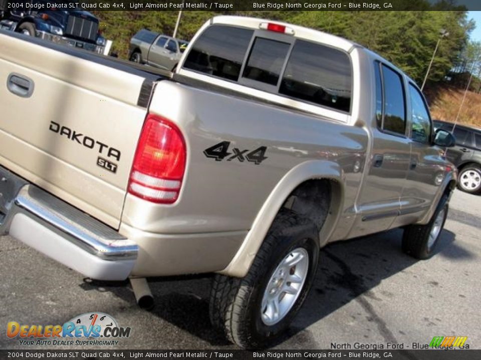 2004 Dodge Dakota SLT Quad Cab 4x4 Light Almond Pearl Metallic / Taupe Photo #31