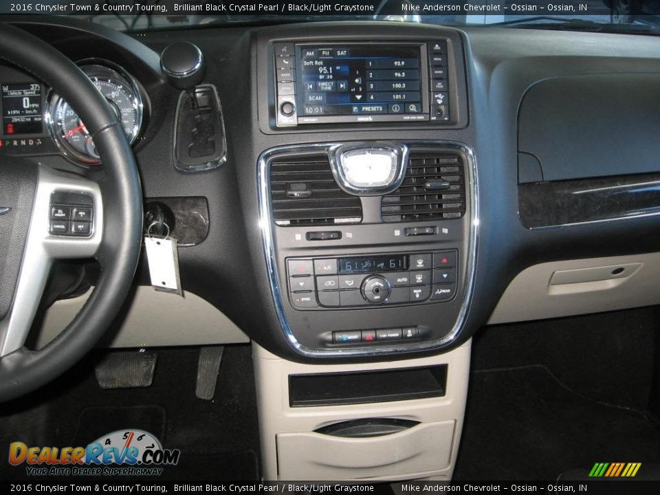 2016 Chrysler Town & Country Touring Brilliant Black Crystal Pearl / Black/Light Graystone Photo #5