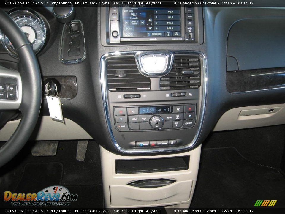 2016 Chrysler Town & Country Touring Brilliant Black Crystal Pearl / Black/Light Graystone Photo #6