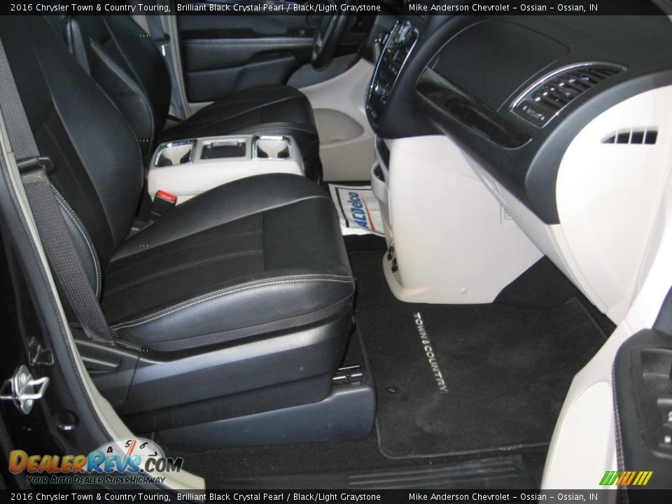 2016 Chrysler Town & Country Touring Brilliant Black Crystal Pearl / Black/Light Graystone Photo #10