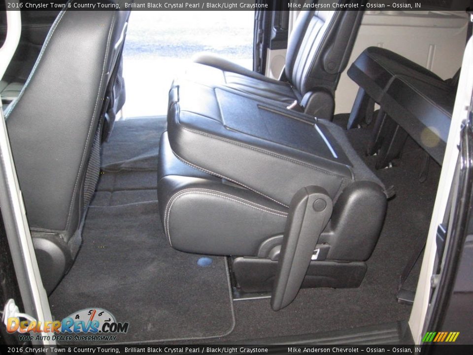 2016 Chrysler Town & Country Touring Brilliant Black Crystal Pearl / Black/Light Graystone Photo #19