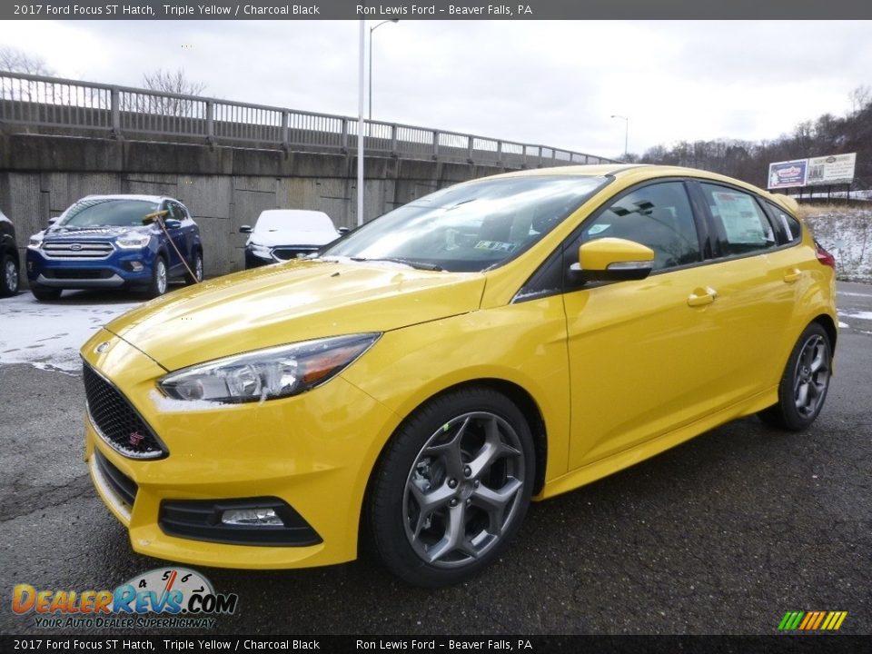 Front 3/4 View of 2017 Ford Focus ST Hatch Photo #7