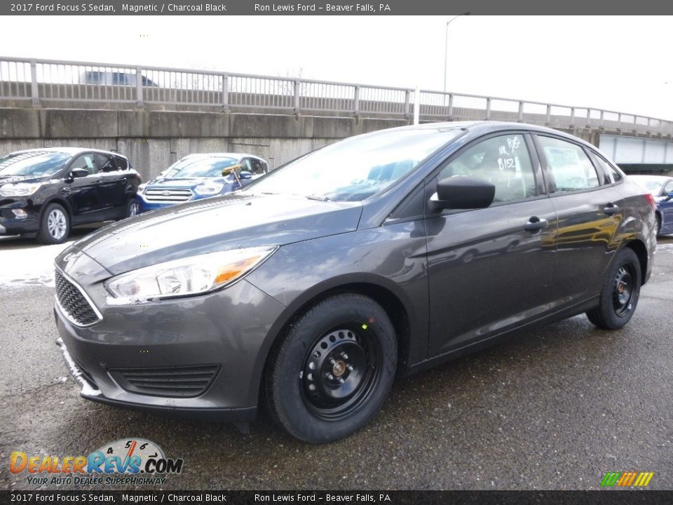 Front 3/4 View of 2017 Ford Focus S Sedan Photo #7