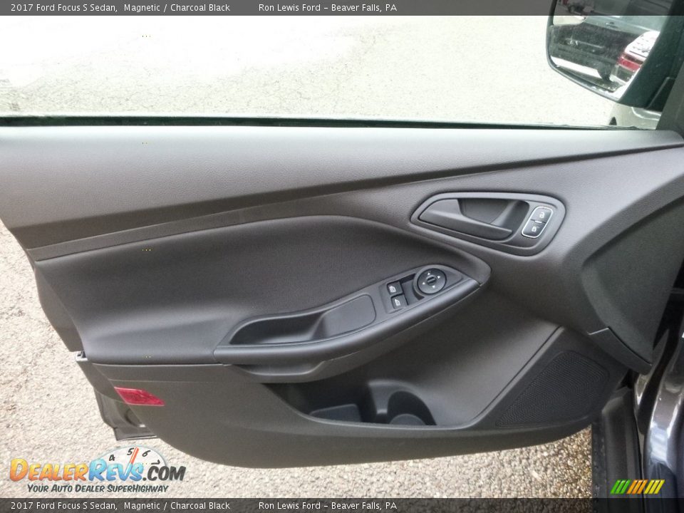 Door Panel of 2017 Ford Focus S Sedan Photo #14
