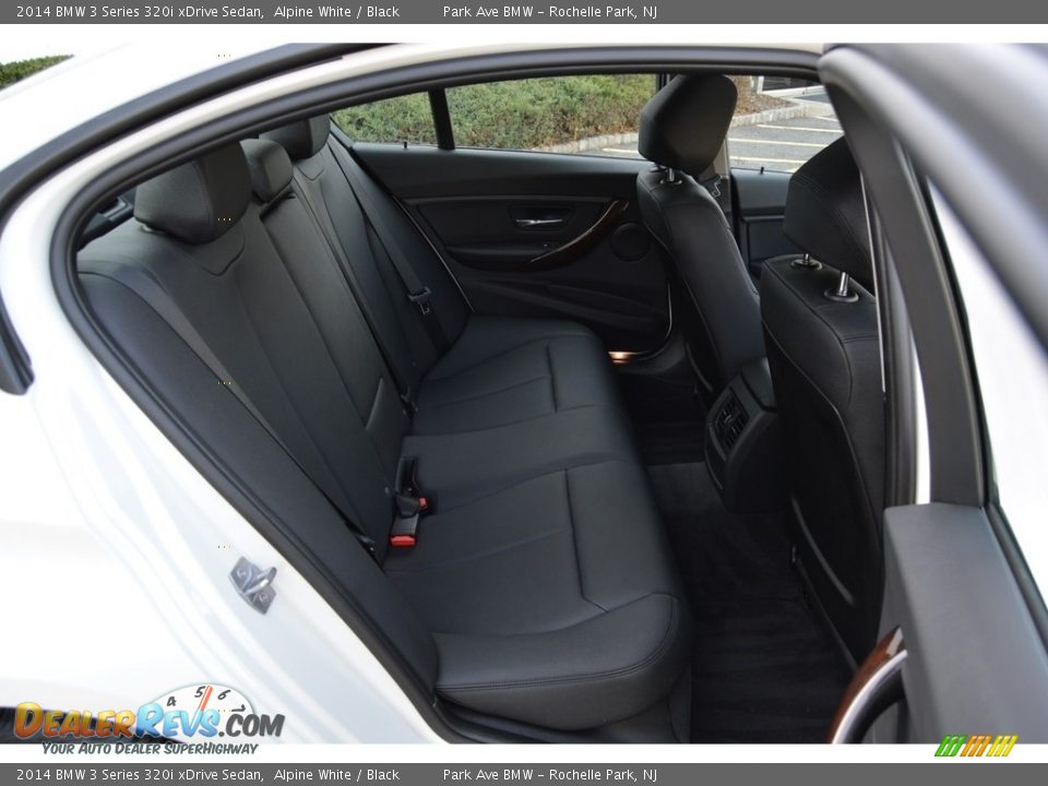 2014 BMW 3 Series 320i xDrive Sedan Alpine White / Black Photo #25