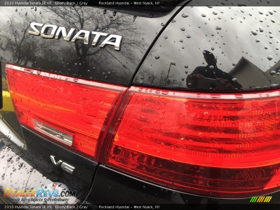 2010 Hyundai Sonata SE V6 Ebony Black / Gray Photo #21