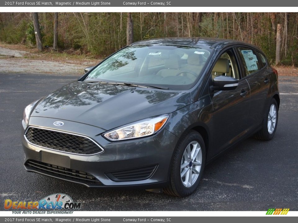 Front 3/4 View of 2017 Ford Focus SE Hatch Photo #9
