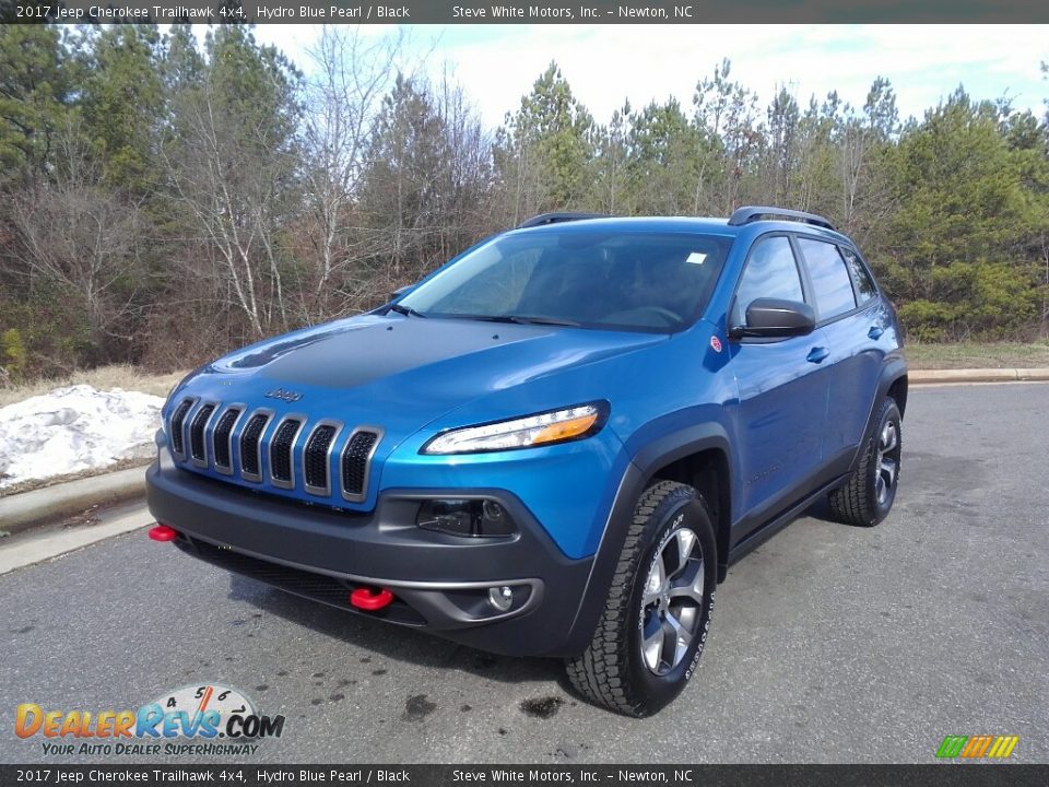 Front 3/4 View of 2017 Jeep Cherokee Trailhawk 4x4 Photo #2