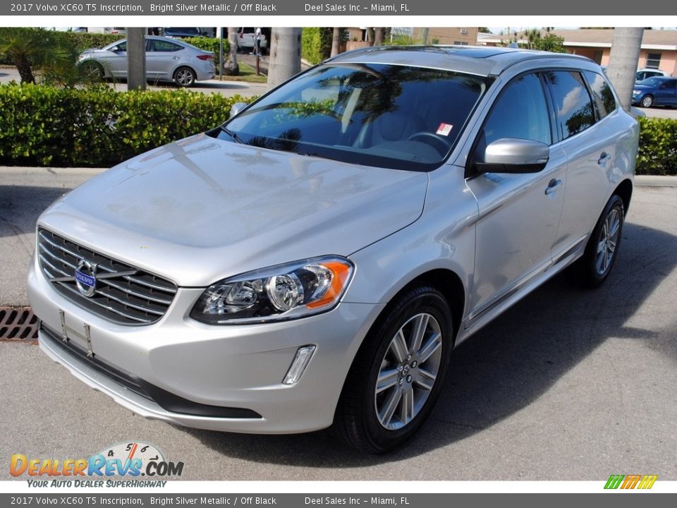 Front 3/4 View of 2017 Volvo XC60 T5 Inscription Photo #4