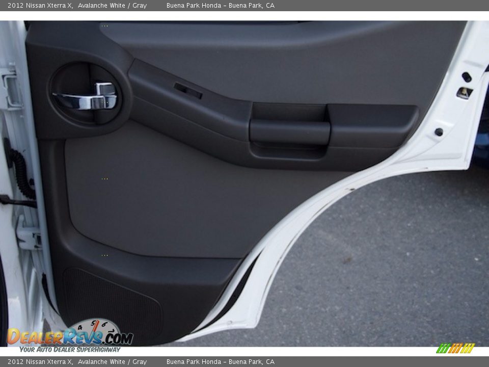 2012 Nissan Xterra X Avalanche White / Gray Photo #22