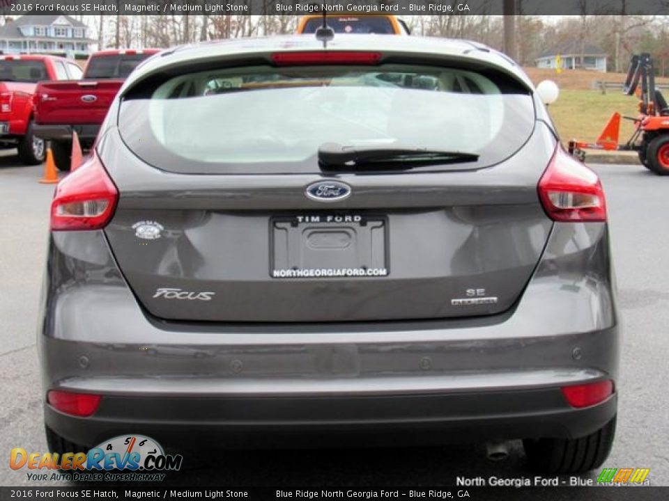 2016 Ford Focus SE Hatch Magnetic / Medium Light Stone Photo #4