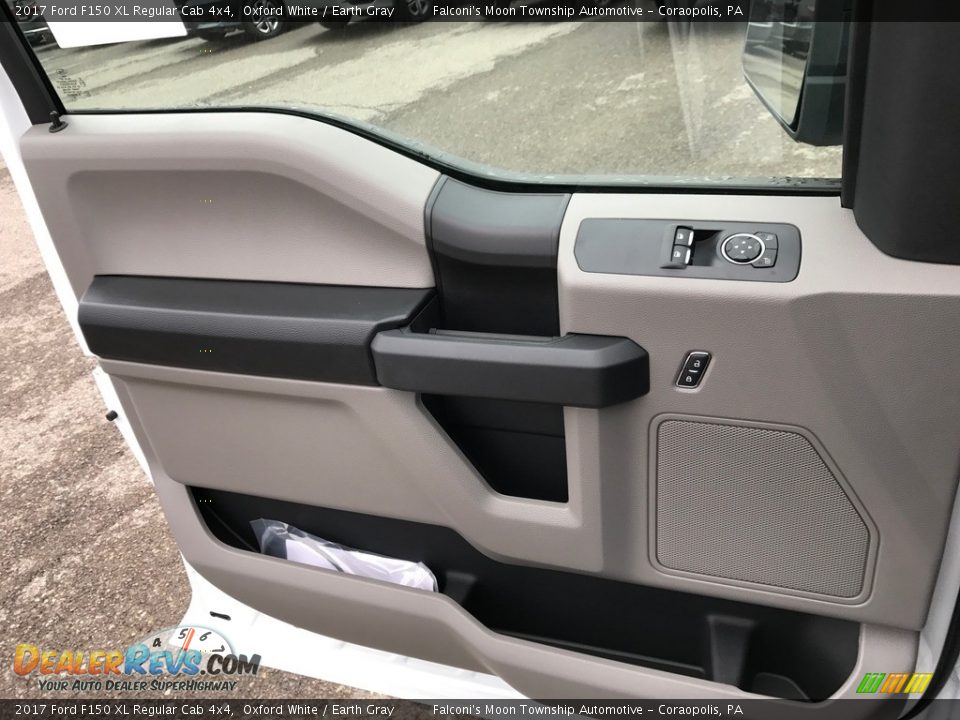 Door Panel of 2017 Ford F150 XL Regular Cab 4x4 Photo #8