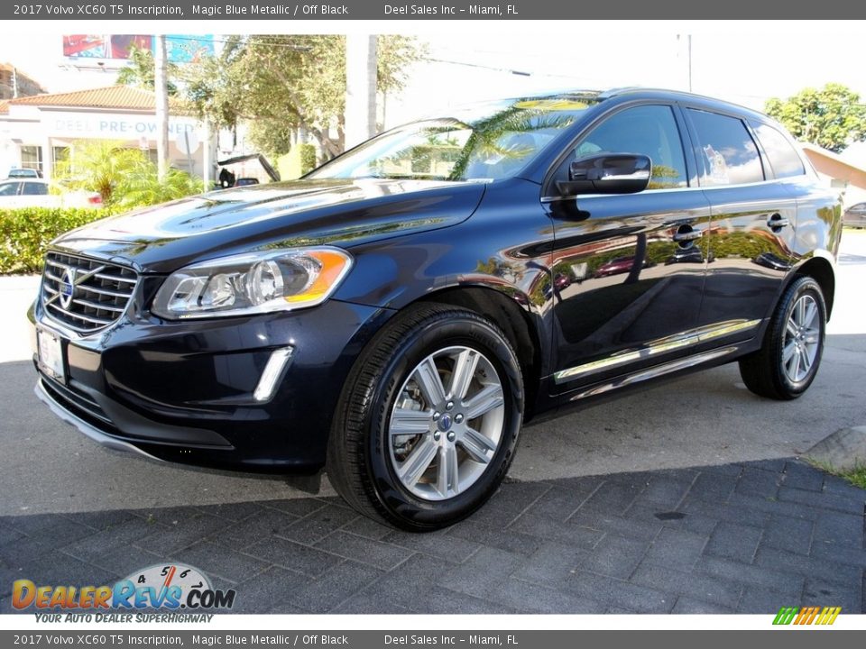 Front 3/4 View of 2017 Volvo XC60 T5 Inscription Photo #5