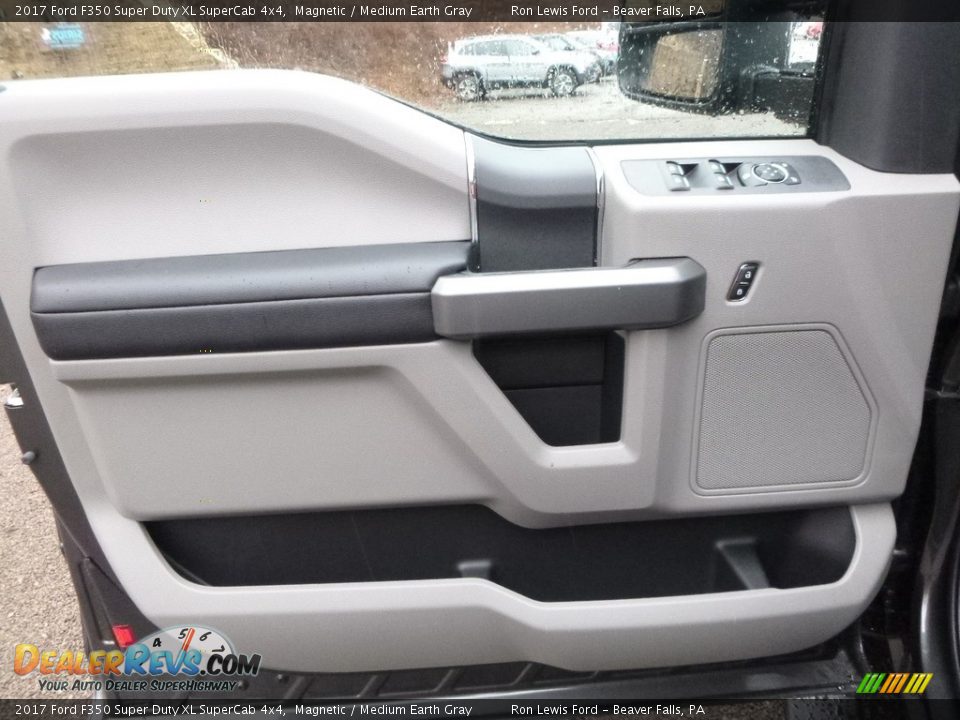 Door Panel of 2017 Ford F350 Super Duty XL SuperCab 4x4 Photo #14