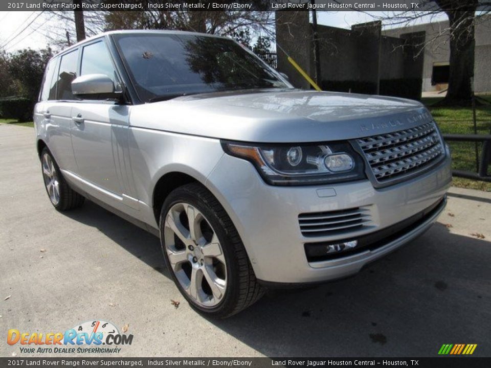 Front 3/4 View of 2017 Land Rover Range Rover Supercharged Photo #3