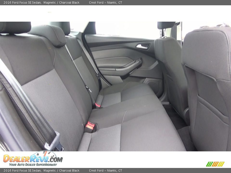 2016 Ford Focus SE Sedan Magnetic / Charcoal Black Photo #22