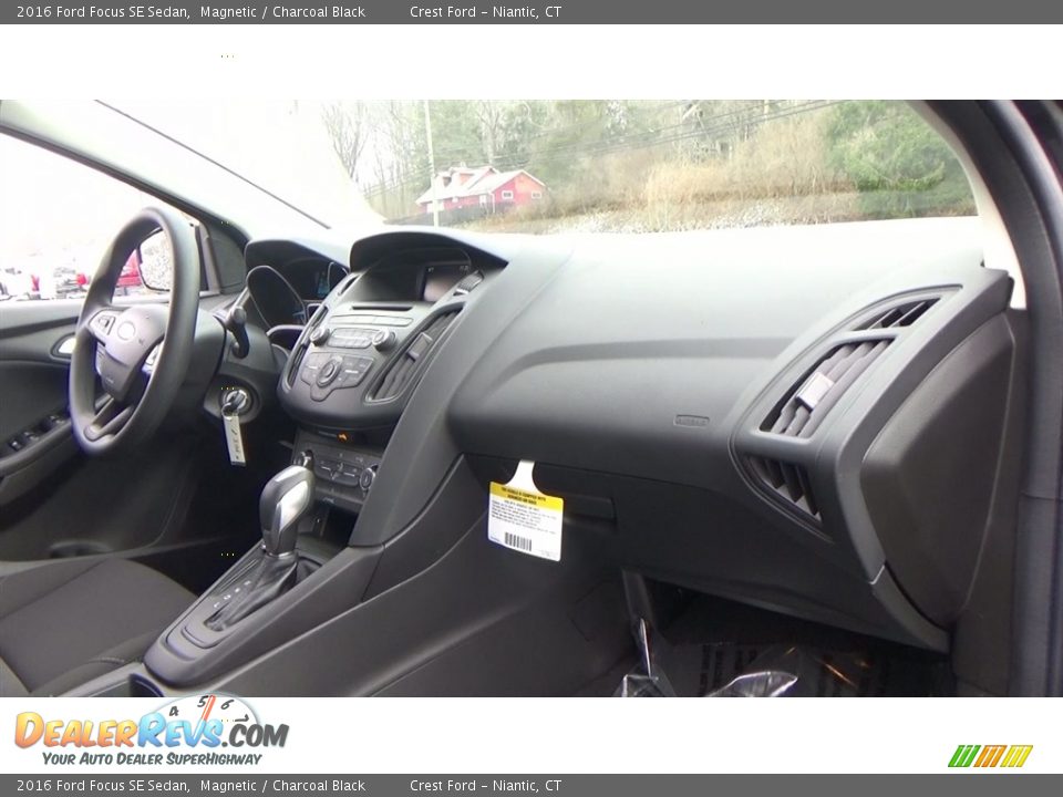 2016 Ford Focus SE Sedan Magnetic / Charcoal Black Photo #24