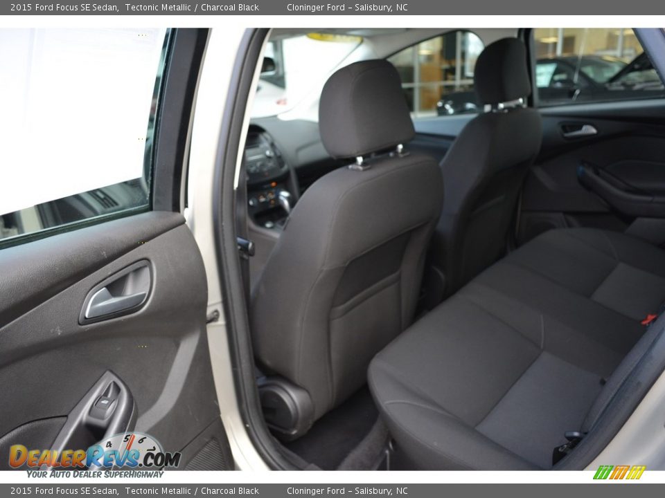 2015 Ford Focus SE Sedan Tectonic Metallic / Charcoal Black Photo #11