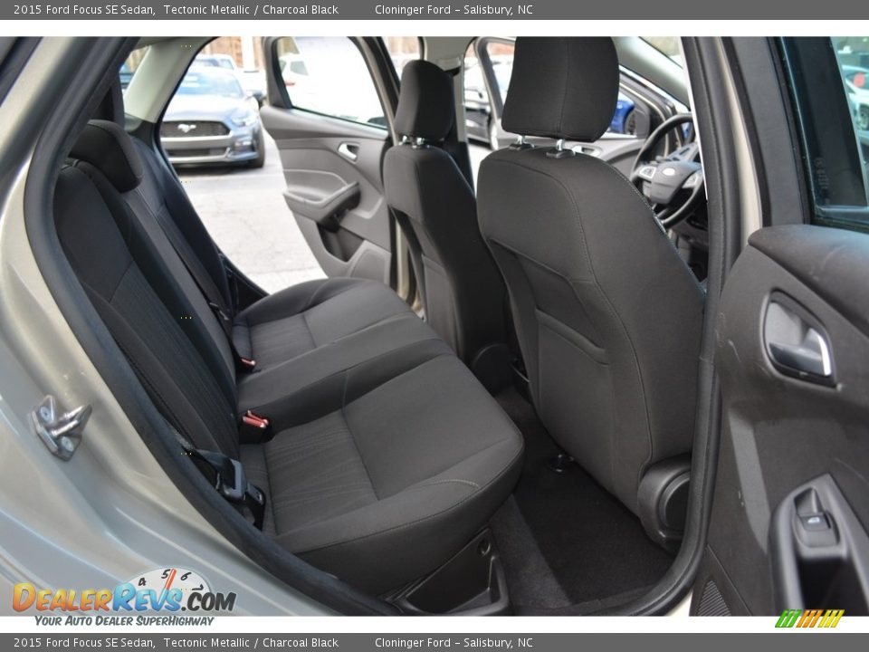 2015 Ford Focus SE Sedan Tectonic Metallic / Charcoal Black Photo #13