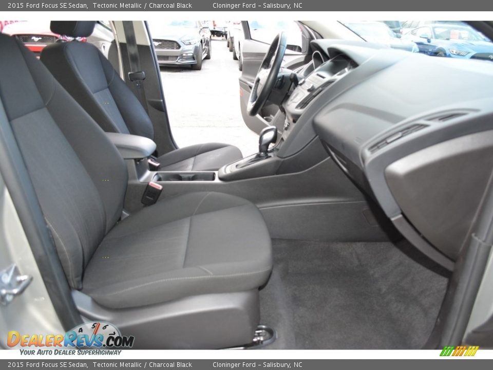 2015 Ford Focus SE Sedan Tectonic Metallic / Charcoal Black Photo #15