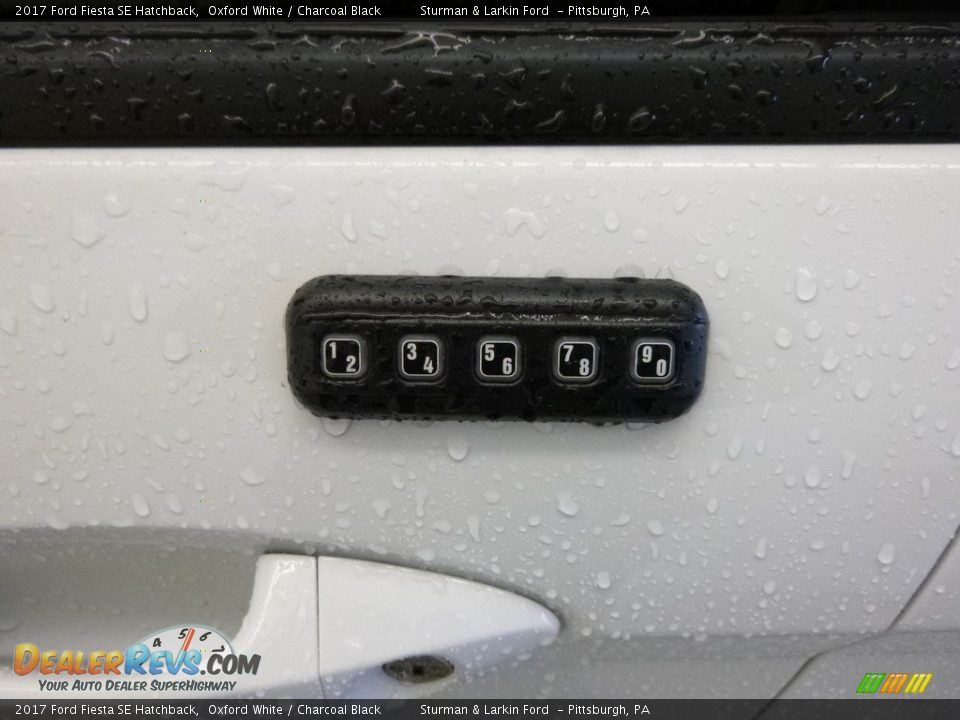 2017 Ford Fiesta SE Hatchback Oxford White / Charcoal Black Photo #7