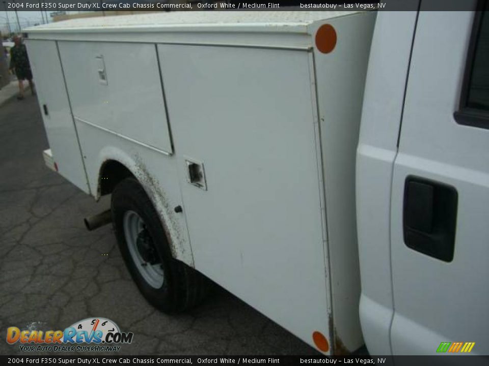 2004 Ford F350 Super Duty XL Crew Cab Chassis Commercial Oxford White / Medium Flint Photo #9