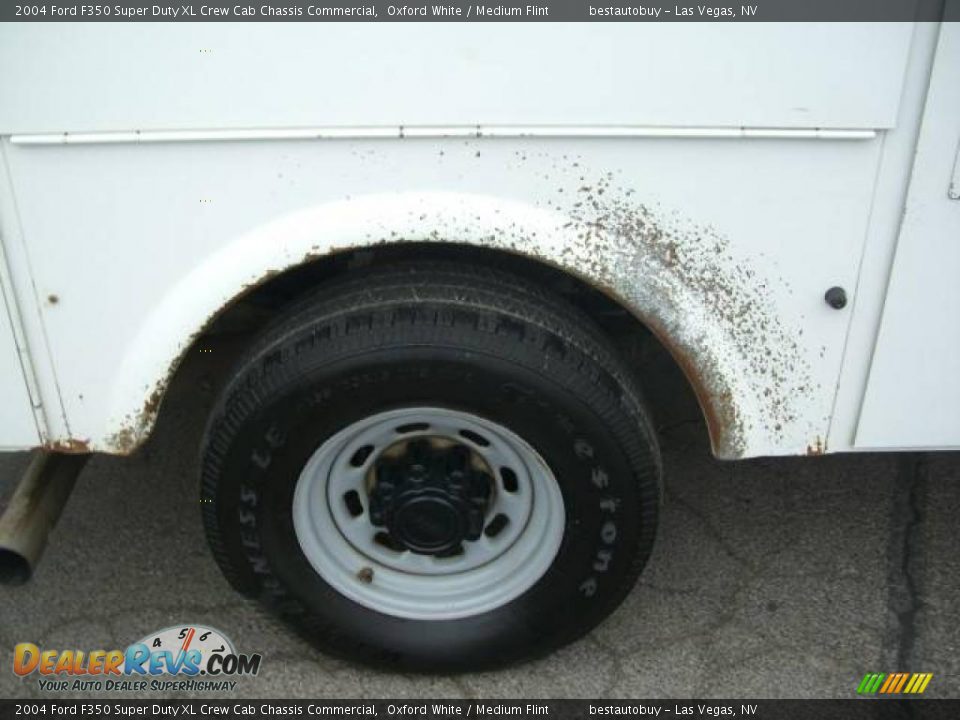 2004 Ford F350 Super Duty XL Crew Cab Chassis Commercial Oxford White / Medium Flint Photo #10