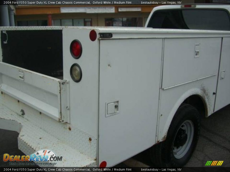 2004 Ford F350 Super Duty XL Crew Cab Chassis Commercial Oxford White / Medium Flint Photo #11