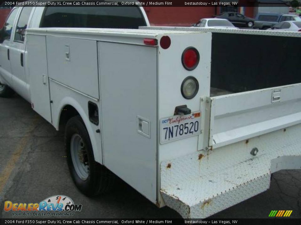 2004 Ford F350 Super Duty XL Crew Cab Chassis Commercial Oxford White / Medium Flint Photo #13