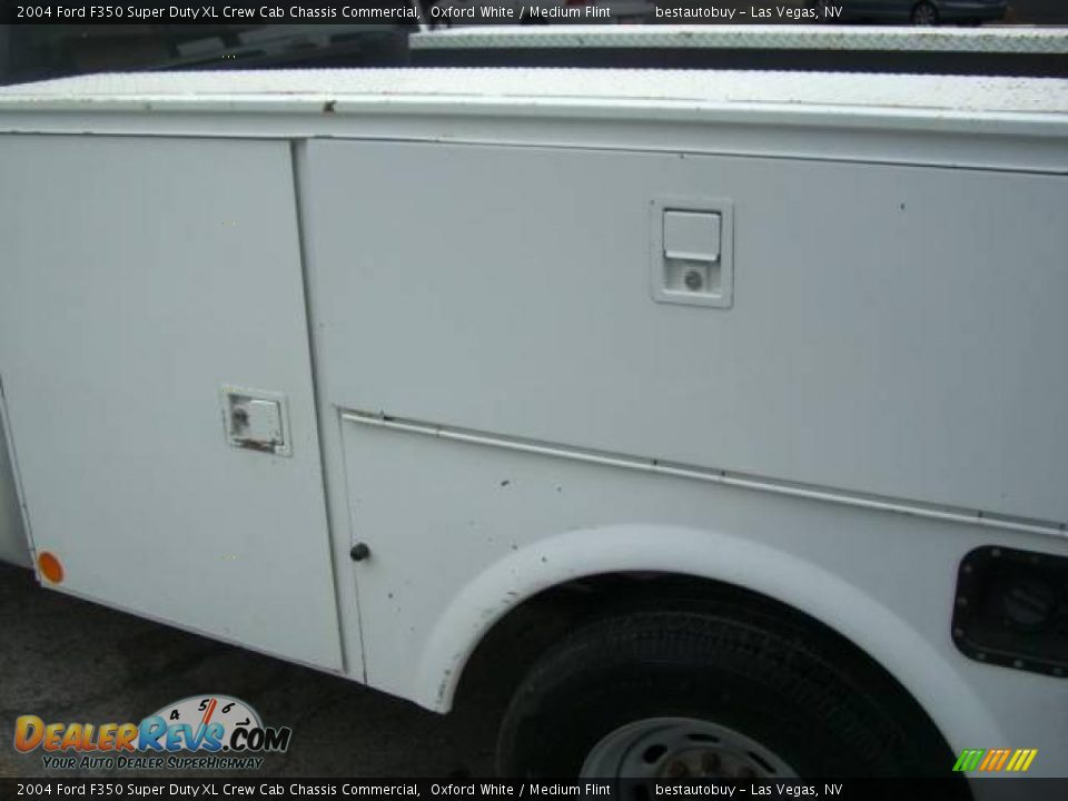 2004 Ford F350 Super Duty XL Crew Cab Chassis Commercial Oxford White / Medium Flint Photo #14