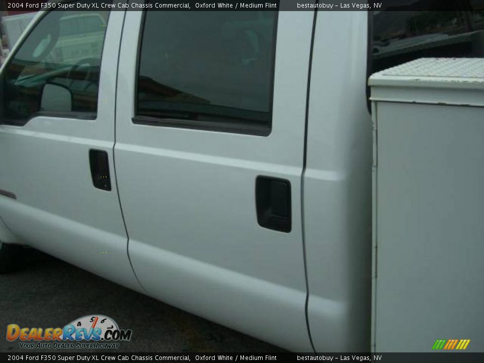 2004 Ford F350 Super Duty XL Crew Cab Chassis Commercial Oxford White / Medium Flint Photo #15