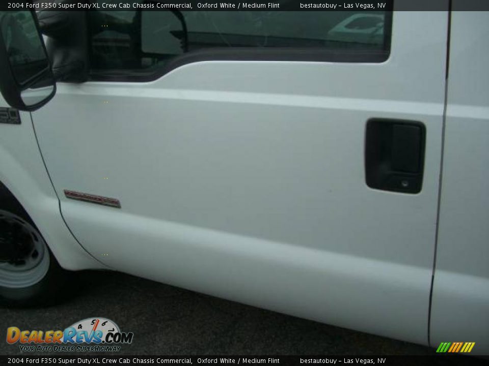 2004 Ford F350 Super Duty XL Crew Cab Chassis Commercial Oxford White / Medium Flint Photo #16