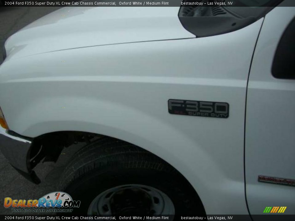 2004 Ford F350 Super Duty XL Crew Cab Chassis Commercial Oxford White / Medium Flint Photo #17