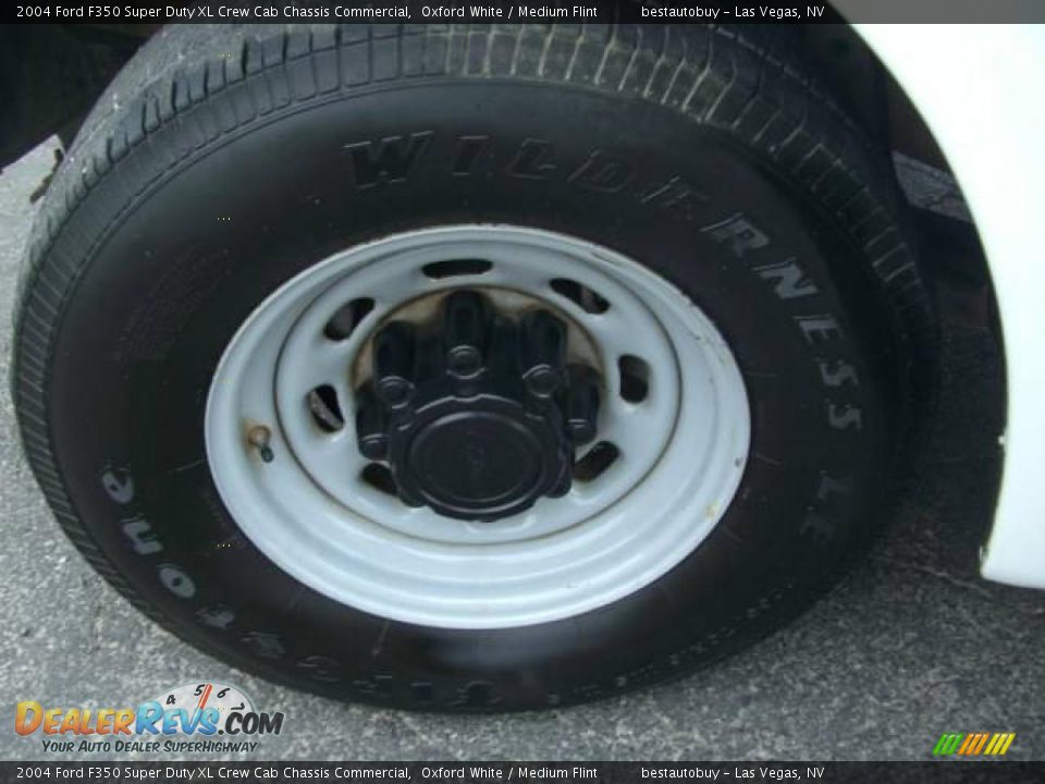 2004 Ford F350 Super Duty XL Crew Cab Chassis Commercial Oxford White / Medium Flint Photo #18