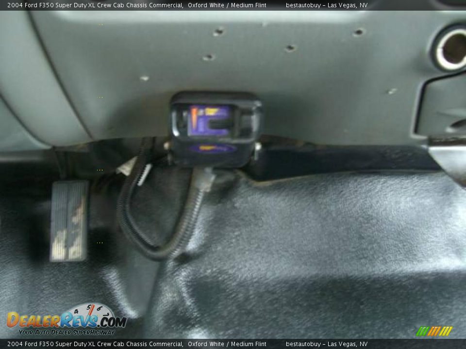 2004 Ford F350 Super Duty XL Crew Cab Chassis Commercial Oxford White / Medium Flint Photo #34