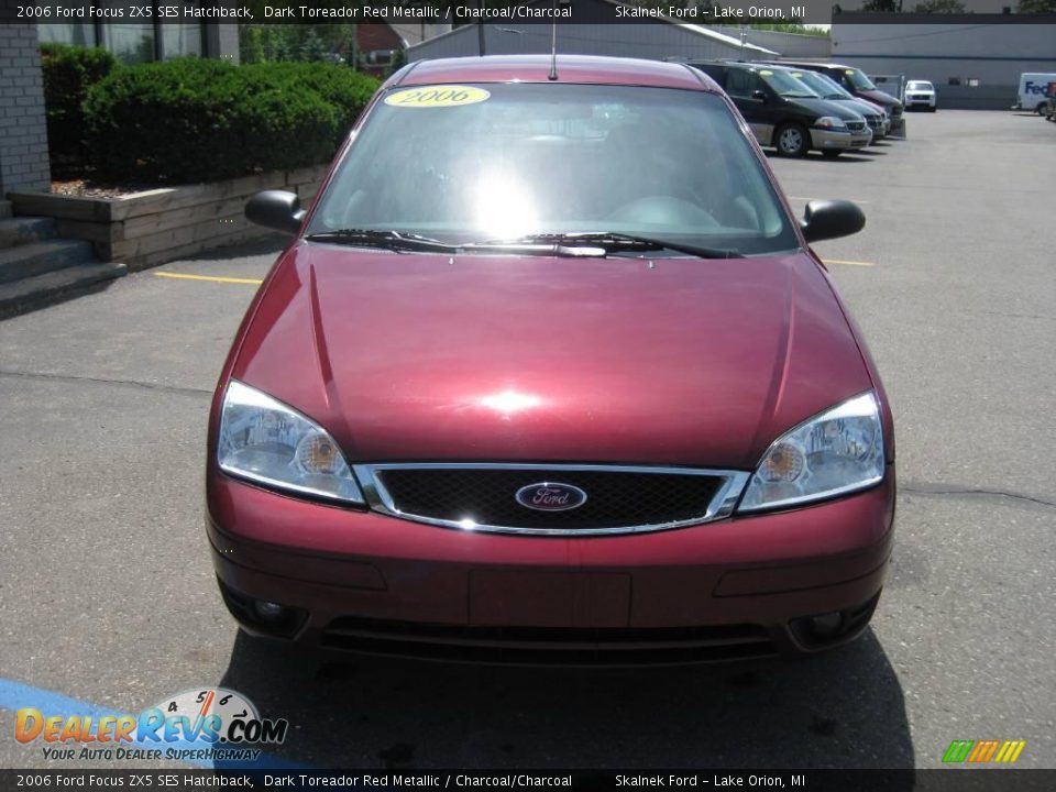 2006 Ford Focus ZX5 SES Hatchback Dark Toreador Red Metallic / Charcoal/Charcoal Photo #2