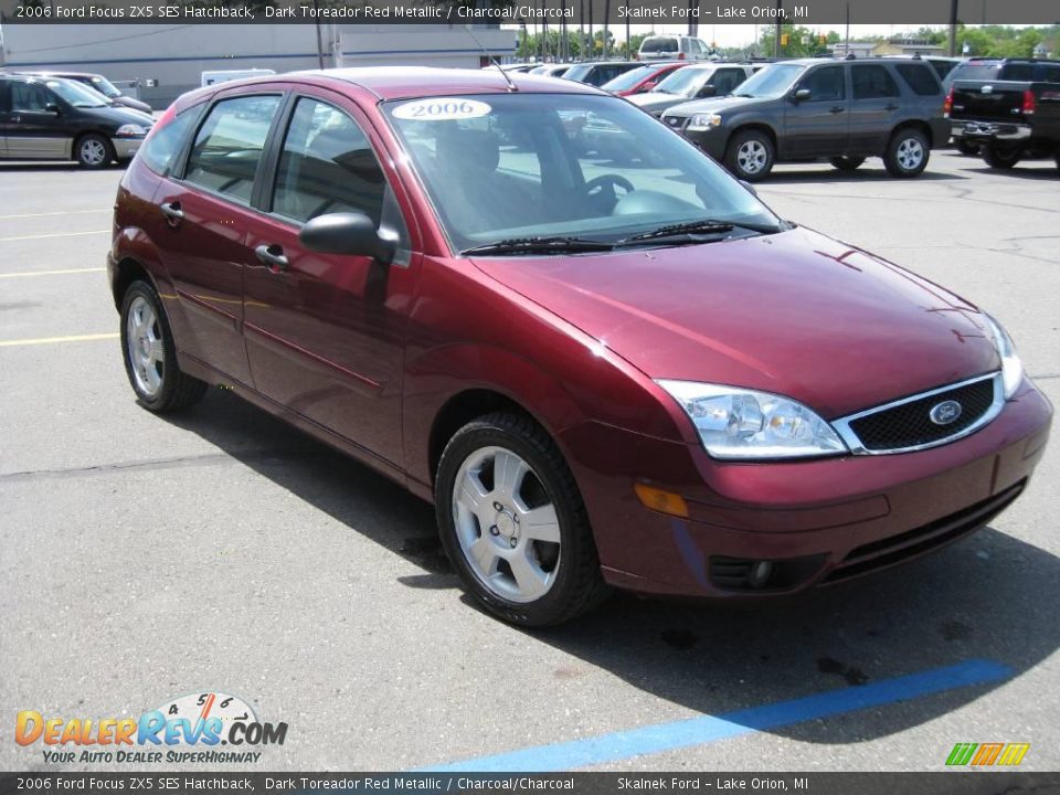 2006 Ford Focus ZX5 SES Hatchback Dark Toreador Red Metallic / Charcoal/Charcoal Photo #3