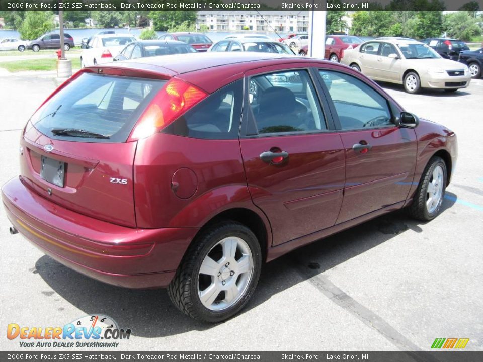 2006 Ford Focus ZX5 SES Hatchback Dark Toreador Red Metallic / Charcoal/Charcoal Photo #4