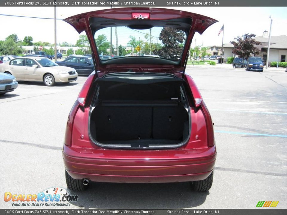 2006 Ford Focus ZX5 SES Hatchback Dark Toreador Red Metallic / Charcoal/Charcoal Photo #8